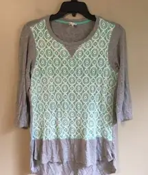 Weston wear small grey and light blue top