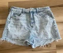 American Eagle Woman’s Light Wash High Rise Raw Hem Distressed Shorts Size 8