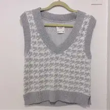 Abercrombie and Fitch Crop Houndstooth V Neck Sweater Vest