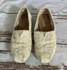 Toms FLORAL LACE CREAM SPARKLY SLIP ON SHOES