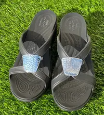 Crocs Sanrah Hammered Metallic Disc Wedge Sandals Size 9