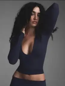 Skims fits everybody plunge top Color navy