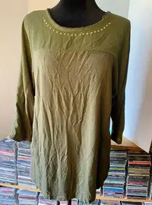 3/4 sleeve Green blouse with grommet detail