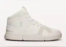 New in box On Cloud Women The Roger Clubhouse Mid White Sand Size 7