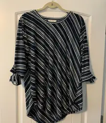 Two by Vince Camuto ladies tunic.  Size: XL. Hi-Lo Hem, 3/4 sleeves.