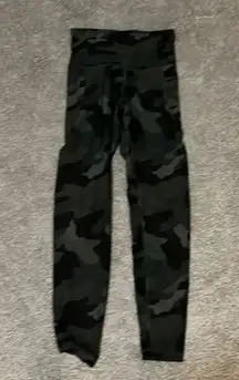 Old Navy Green Camo atheltic leggings bearly worn really cute with pockets Old Nacy XS