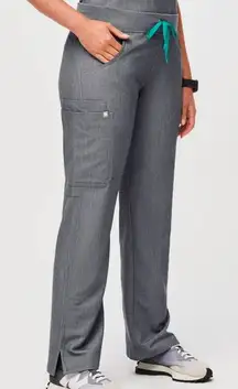 Figs Gray Kade Cargo Scrub Pants in Graphite Gray Size Small
