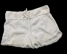 RUE‎ 21 Women’s White Crepe Floral Crochet Shorts Size Small