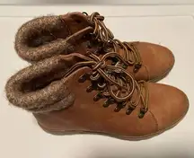 Size 8 brown lace up boots with wool trim design