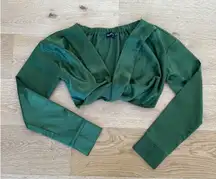 PrettyLittleThing - Twist Front Long Sleeve Crop Top in Green