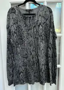 BCBGMaxAzria Y2K Super Soft Grey Black Snakeskin Print Pullover Sweater Size L