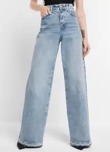 NWOT  Super High Waisted Light Wash Baggy Wide Leg Jeans sz 10S