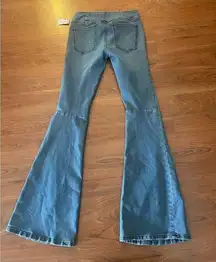 We The Free Women's Bell Blue Jeans
Size 26", lComfy Pull on Stretch, A04, $37