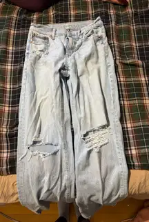 Light Wash American Eagle Ripped Mom Jeans Women’s 00 regular