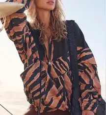 NWOT  Movement Walk The Line tiger print pullover, size medium 8/10