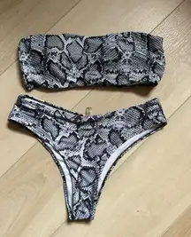 Chic bikini with a striking black and white pattern. Ideal for a stylish beach day. XL Size US 16