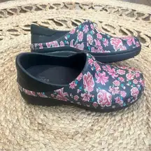 CROCS Neria Pro II graphic floral red roses clogs size 7