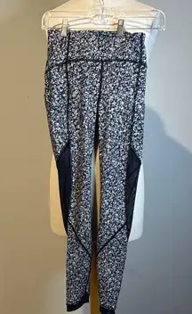 Lululemon Athletica Black and White Patterned Leggings 2 side pockets one back