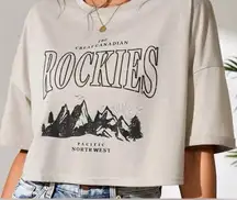 MEDIUM CROPPED BEIGE TAN ROCKIES COLORADO MOUNTAIN GRAPHIC SHIRT GREAT CONDITION