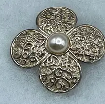 Danecraft vintage flower brooch. Gold colored fax pearl