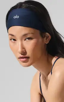 ALO Yoga NWT Airlift Headband Navy Blue Grips and scrunched back White Alo Logo