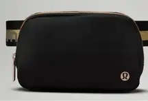 Lululemon Everywhere Belt Bag 1L *Wordmark
Colour Black/Gold/White Opal