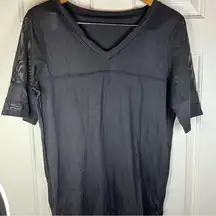 Lululemon Black VNeck Love Tee Mesh Arms Size 6 Flawless Condition