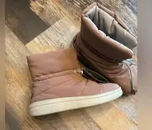 Hey Dude Womens Margot Eco Bootie Boot Antique Rose Water Resistant Size 7 New