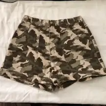 2000s Y2K Army green camouflage camo Khaki denim 100% cotton cargo cuffed shorts US Women size 10/30” waist, measurements in pics