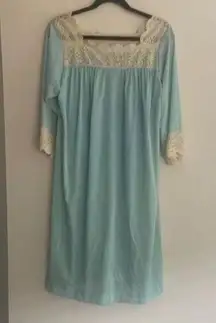 Vintage Blue and Cream Lace 1/2 Sleeve Nightgown Chemise Lingerie Dressing gown