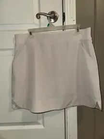 32 degrees hot cold cream colored athletic skirt with shorts underneath