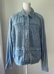 Vintage ‘90s Lisa Deane Relaxed Fit Button Down Denim Shirt w/ Rhinestone Detail