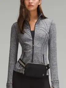 Lululemon Everywhere Belt Bag 1L *Wordmark
Colour Black/Gold/White Opal