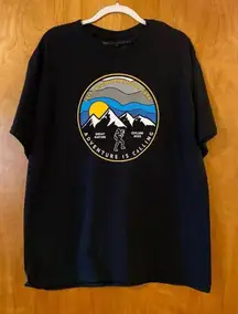 Surf Ministry YELLOWSTONE NATIONAL PARK Graphic T-shirt Adventure Is Calling XL