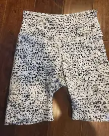 Old Navy Active Black and White Patterned Apparel Biker Short With Pocket Small
