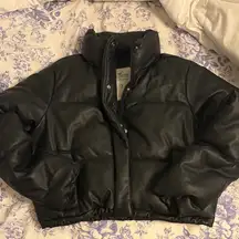 Hollister Women's Cropped Black Puffer Coat