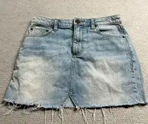 Urban Outfitteds Light Wash Mini Denim Skirt Fray Hem Size Small GUC