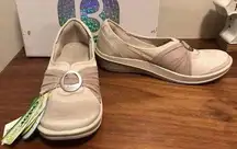 Bzee Minnie slip on shoes in sand color size 10M