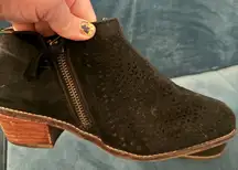 Vionic women’s ankle booties black perforated leather suede size 8 Daytona Boots