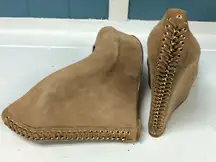 LuiChiny Red Carpet STEAL HER tan platform wedges with gold eyelets women’s sz 8