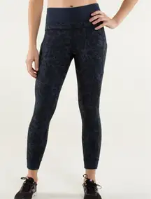 LULULEMON En Route‎ Crop Navy Paisley Inkwell Leggings Size 2