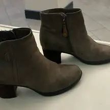 Rockport! Elegant Taupe Ankle Booties 7 1/2–great shape/clean