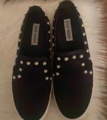 Black with pearl detail steve madden “glacier”slides size