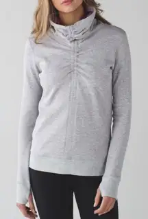 Lululemon in‎ a cinch pullover