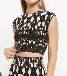 Body Contour Abstract Print Crop Top