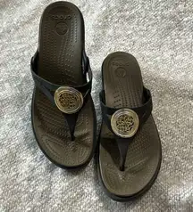Crocs Brown Gold Sanrah Flip‎ Flops Thongs Sandals Wedge Size 7
