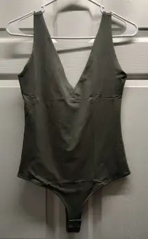 Reoria NWT Women's Size Medium Green Wide V-Neck Snap Closure Stretch Bodysuit