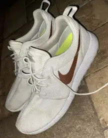 Roshe Two Women Running Shoes