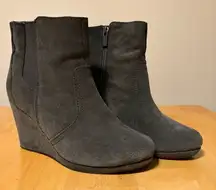 Kenneth Cole Reaction Gray Suede Ankle Wedge Boots Size 7.5