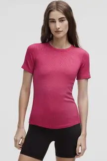 Lululemon raspberry coulis hold tight short sleeve size 4